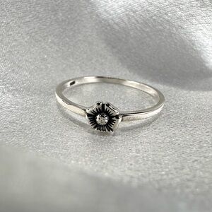925 Sterling Silver Dainty Flower Daisy Ring w/ polishing cloth Size 8 NEW